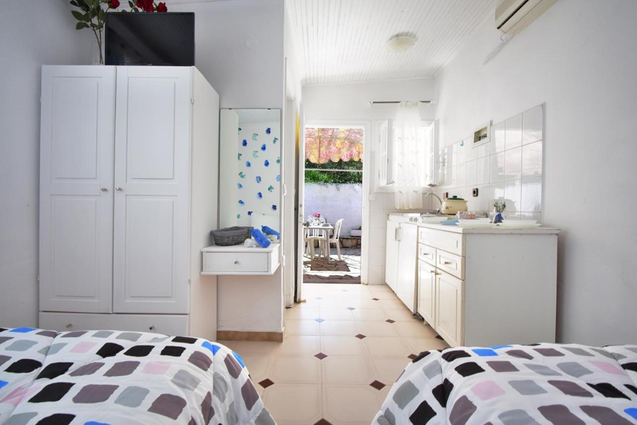 Merlyn Rooms Into The Nature, 100M From The Beach Dafnila Bagian luar foto
