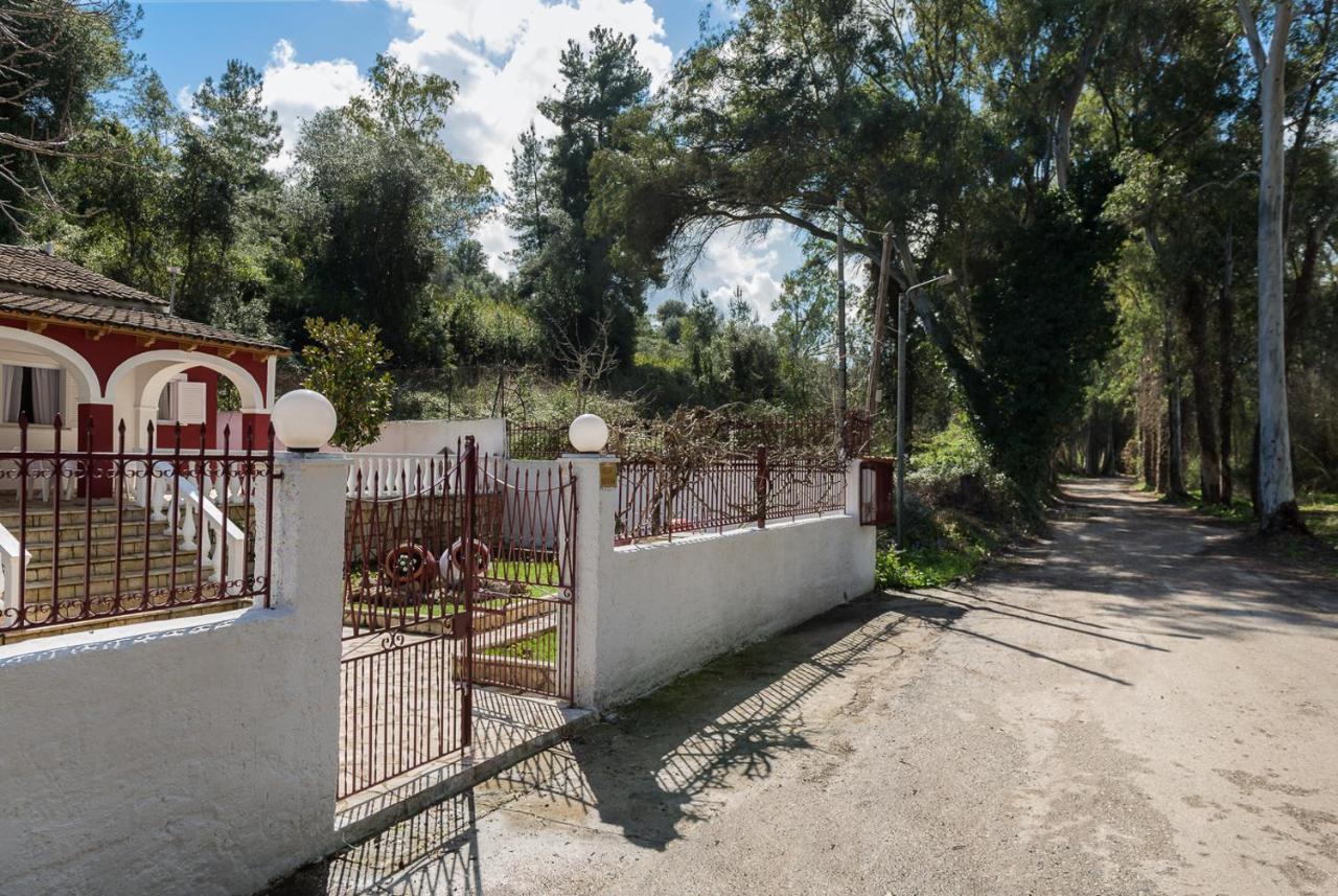 Merlyn Rooms Into The Nature, 100M From The Beach Dafnila Bagian luar foto
