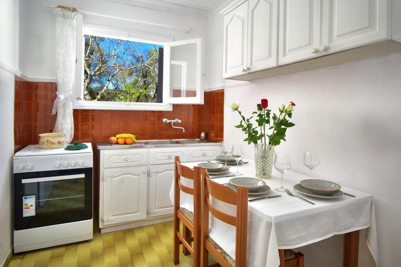 Merlyn Rooms Into The Nature, 100M From The Beach Dafnila Bagian luar foto